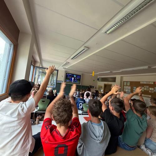 Die Kinder beim Mitfiebern.