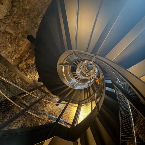 Treppen zum Stadtturm hoch.